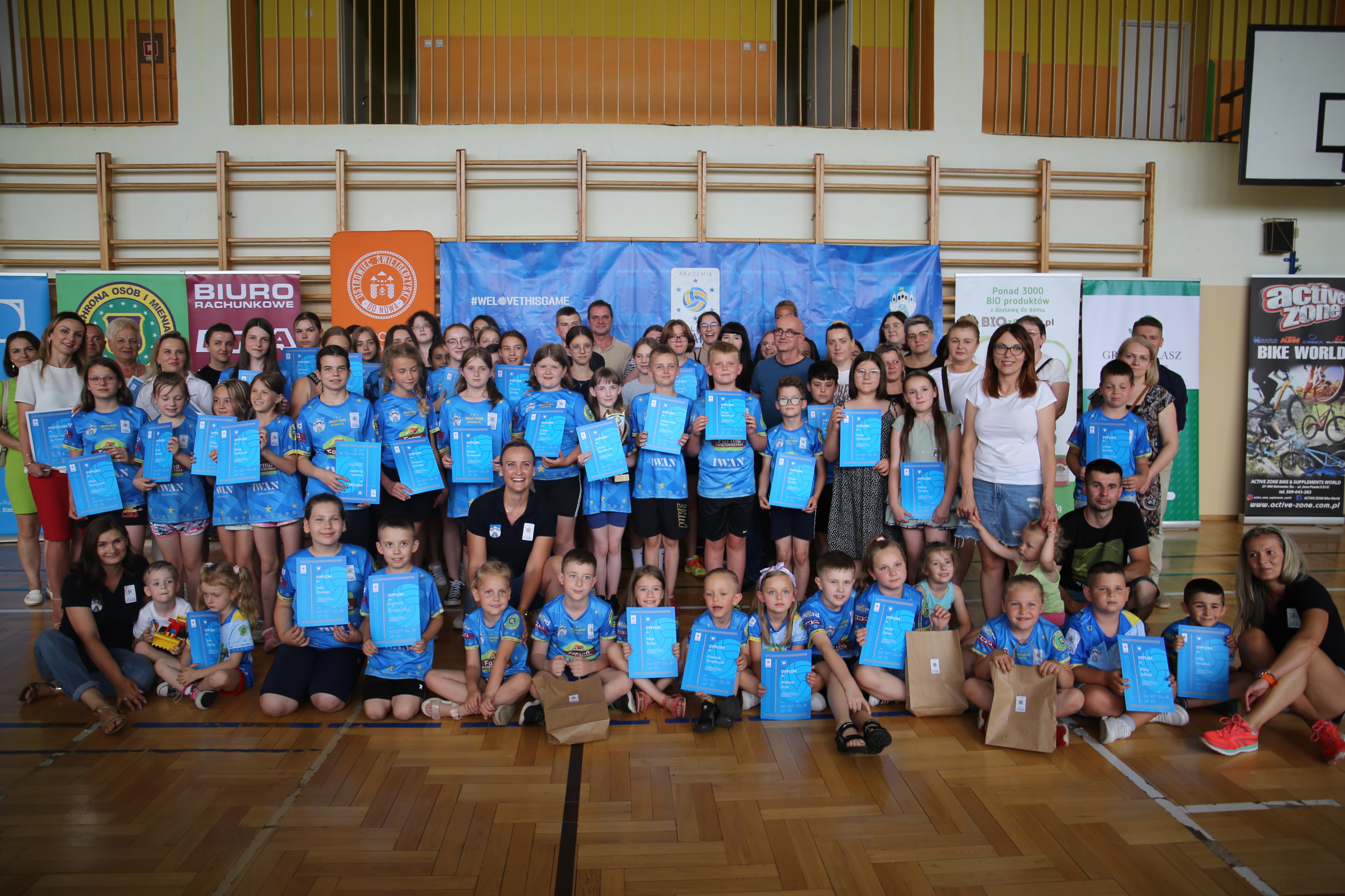 Grupa os&oacute;b z&nbsp;dyplomami oraz&nbsp;nagrodami