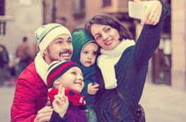Selfie rodzinne: Tata, mama i dw&oacute;jka syn&oacute;w. Wszyscy się uśmiechają.