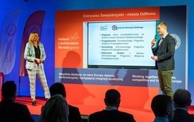 Dyrektor Agnieszka Rogalińska oraz Łukasz Kot prezentują program wsparcia przedsiębiorczości