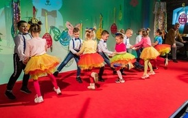 Zdjęcie przedstawia dzieci tańczące na Wielkanocnym Ryneczku 2022