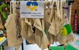 Zdjęcie przedstawia torbę z malunkiem wykonanym przez obywateli Ukrainy przeznaczoną na sprzedaż w ramach pomocy uchodźcom z Ukrainy