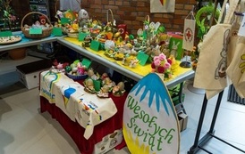 Zdjęcie przedstawia st&oacute;ł z ozdobami świątecznymi na Wielkanocnym Ryneczku 2022