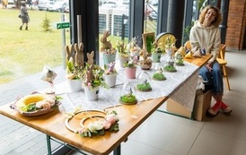 Zdjęcie przedstawia st&oacute;ł z ozdobami świątecznymi na Wielkanocnym Ryneczku 2022