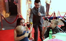 Prezydent Miasta wręcza upominek dziecku na gali