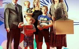 Pięć os&oacute;b na scenie, w tym dzieci. Prezydent stoi obok wraz z Wiceprzewodniczącą Rady Miasta Martą Woźnicką-Kuzdak 