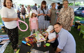 Uśmiechnięci uczestnicy podczas zabaw na dziedzińcu Ostrowieckiego Browaru Kultury