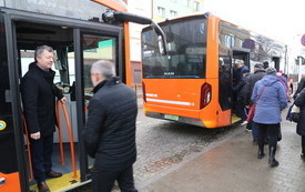 Osoby wsiadają do autobusu na przystanku