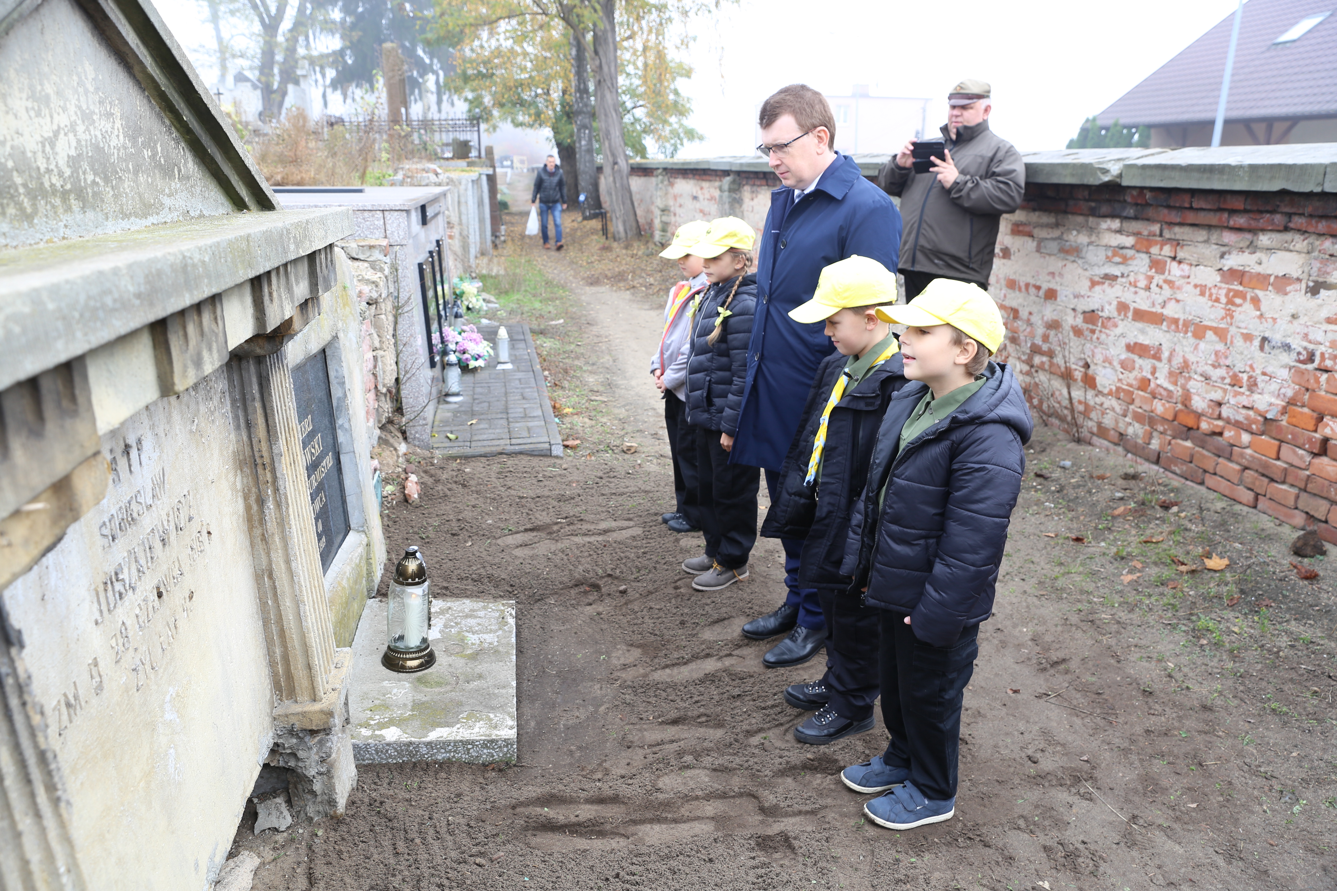 Prezydent wraz z Zuchami oddaje hołd przy grobie