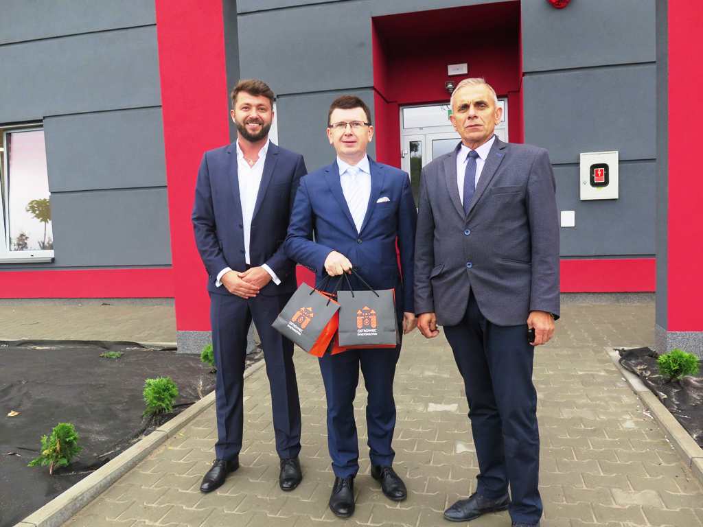 Zdjęcie prezydenta Jarosława Górczyńskiego z dwoma przedstawicielami zarządu firmy Subtille