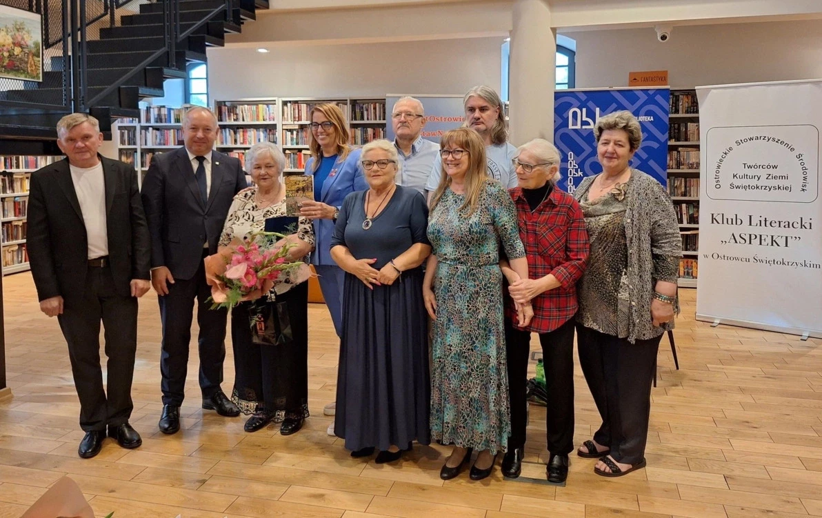 Zdjęcie do Poetycki wiecz&oacute;r pełen wzruszeń w ostrowieckiej bibliotece