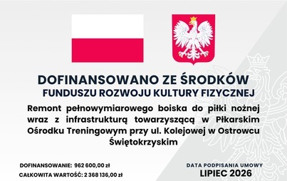 Tablica informacyjna o dofinansowaniu remontu pełnowymiarowego boiska piłkarskiego wraz z infrastrukturą w Piłkarskim Ośrodku Treningowym przy ul. Kolejowej w Ostrowcu Świętokrzyskim. Dofinansowanie: 962 600 zł, wartość inwestycji: 2 368 136 zł, umowa pod