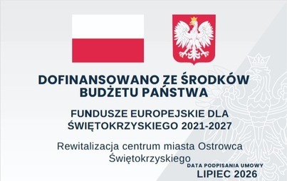 Tablica informacyjna z flagą Polski i godłem Rzeczypospolitej Polskiej. Napis: „Dofinansowano ze środków budżetu państwa”. Poniżej informacja: „Fundusze Europejskie dla Świętokrzyskiego 2021–2027”. Nazwa projektu: „Rewitalizacja centrum miasta Ostrowca Św